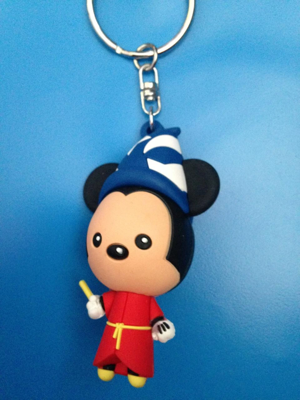 Porte clés disney disneyland paris : Mickey Sorcier en relief 3D